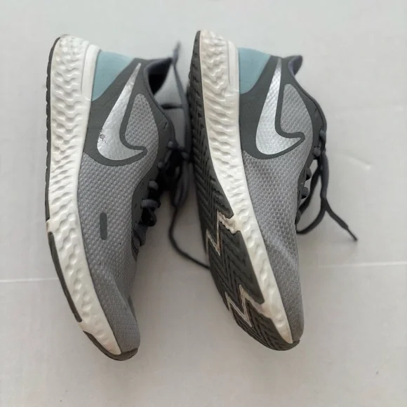 Nike Women's Sneakers Size 7 W Gray/Silver Athletic Running Shoes BQ6716-001 - Picture 5 of 9